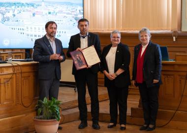 Elismerő oklevéllel tüntette ki az Erdélyi Múzeum-Egyesület elnöksége a Babeș–Bolyai Tudományegyetemet