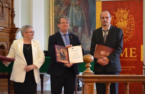 Oberfrank Ferencet, az MTA Köztestületi Igazgatóság igazgatóját Gr. Mikó Imre-emléklappal tüntették ki