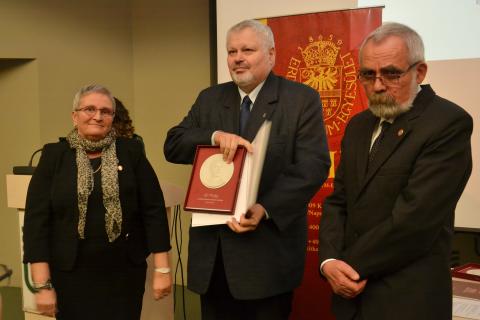 Dávid László professzort, a Sapientia EMTE rektorát Gr. Mikó Imre-emléklappal tüntették ki